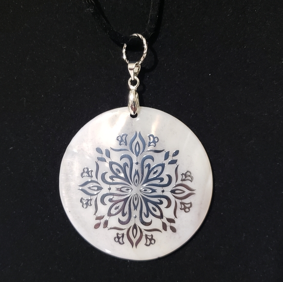 Shell Pendant Necklace - Picture 2 of 3